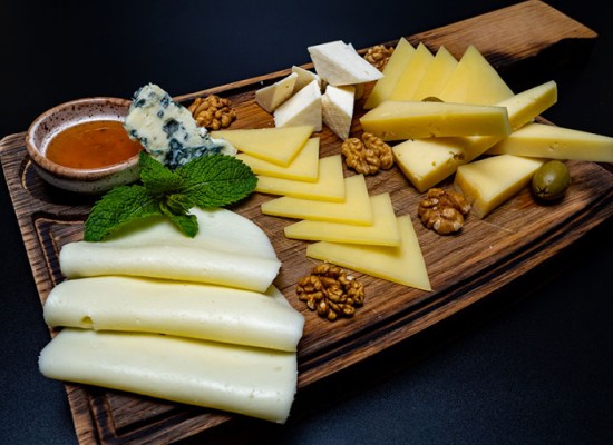 Як правильно та красиво нарізати сир